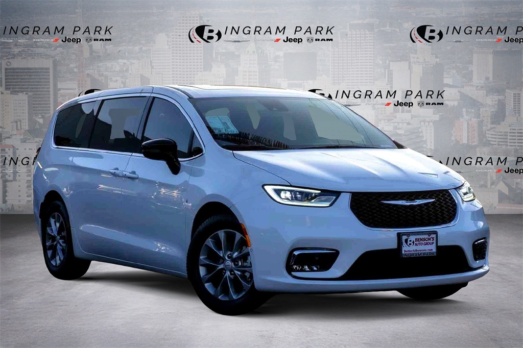 2026 Chrysler Pacifica Limited's photo