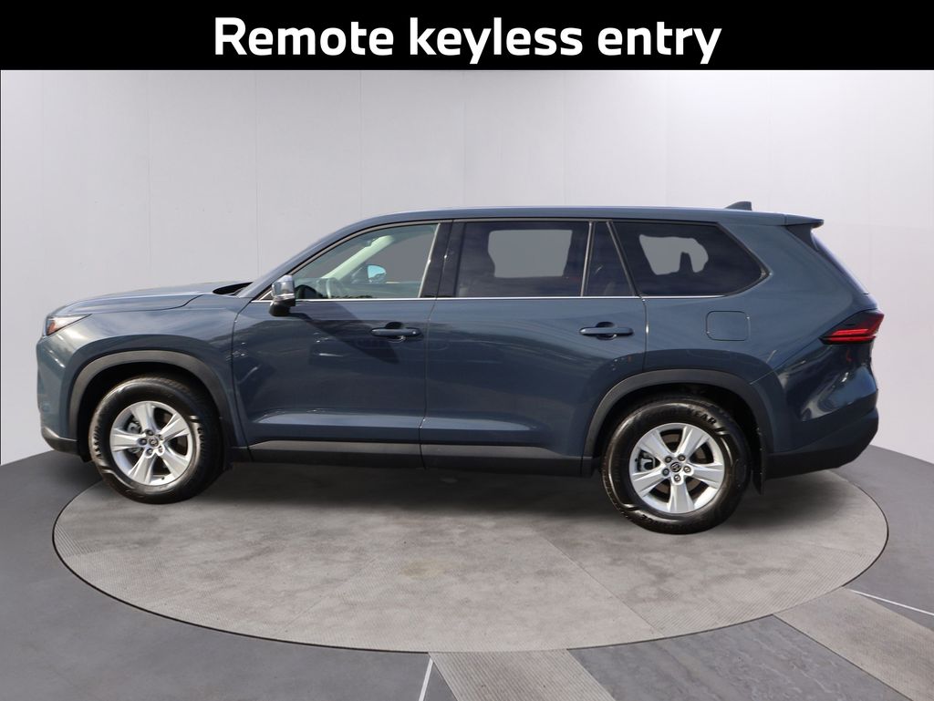 2025 Toyota Highlander Hybrid LE photo 3