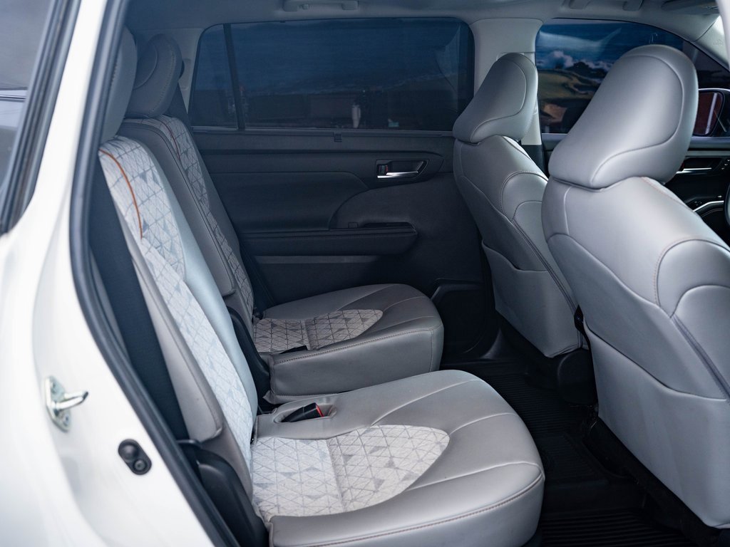 2022 Toyota Highlander Hybrid Bronze Edition photo 38