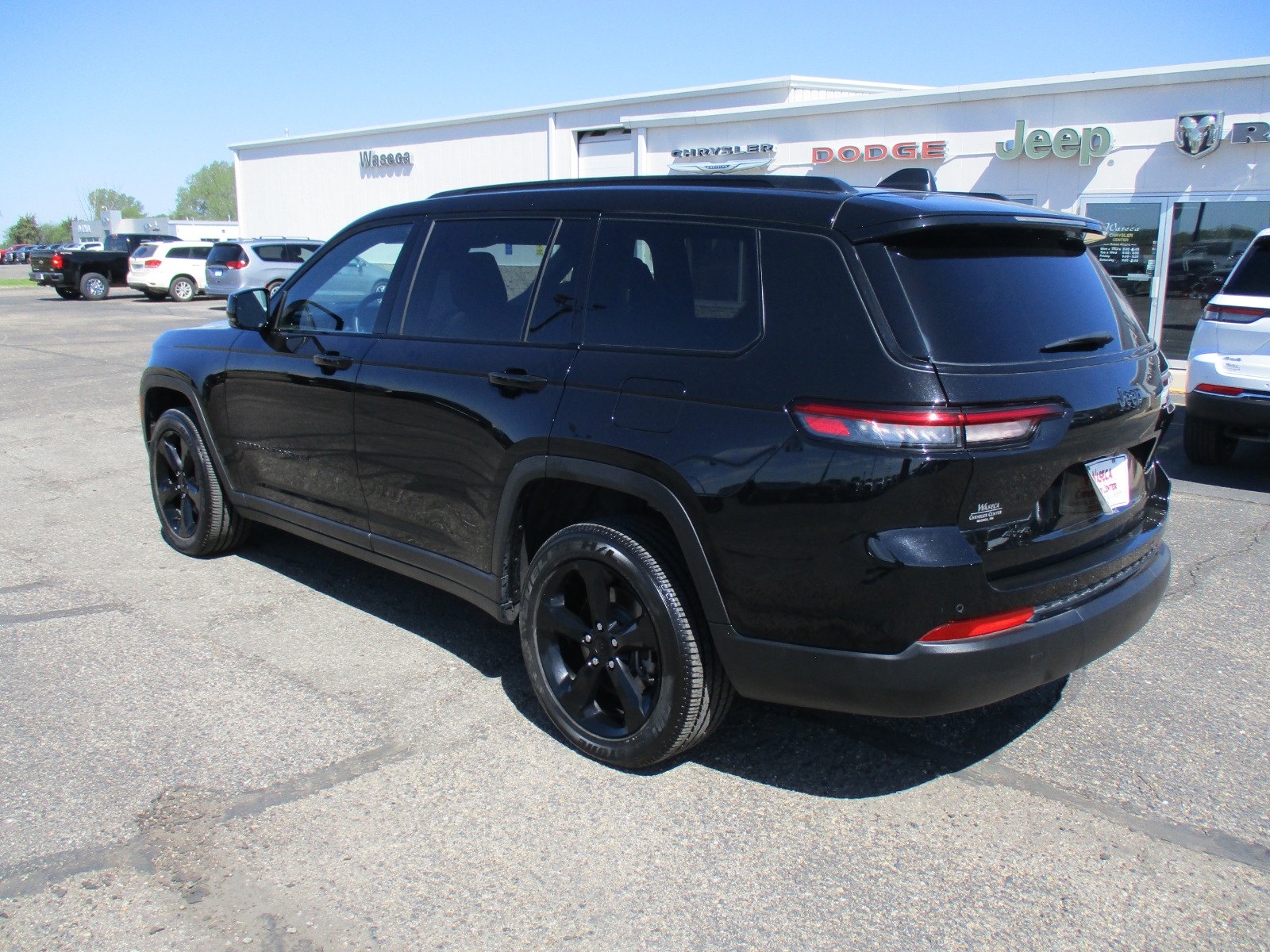 2023 Jeep Grand Cherokee Laredo X photo 3