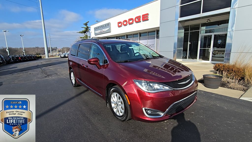 2017 Chrysler Pacifica Touring-L's photo