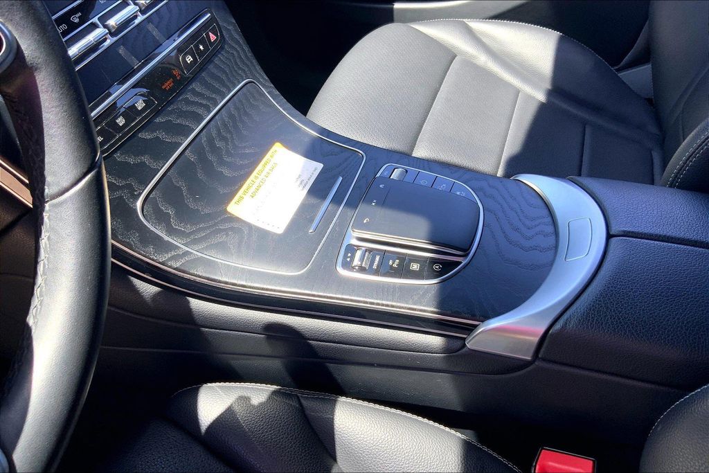 2022 Mercedes Benz GLC 300 photo 11
