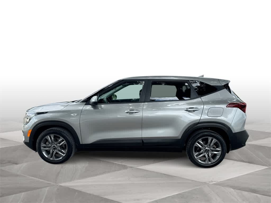 2023 Kia Seltos LX photo 3