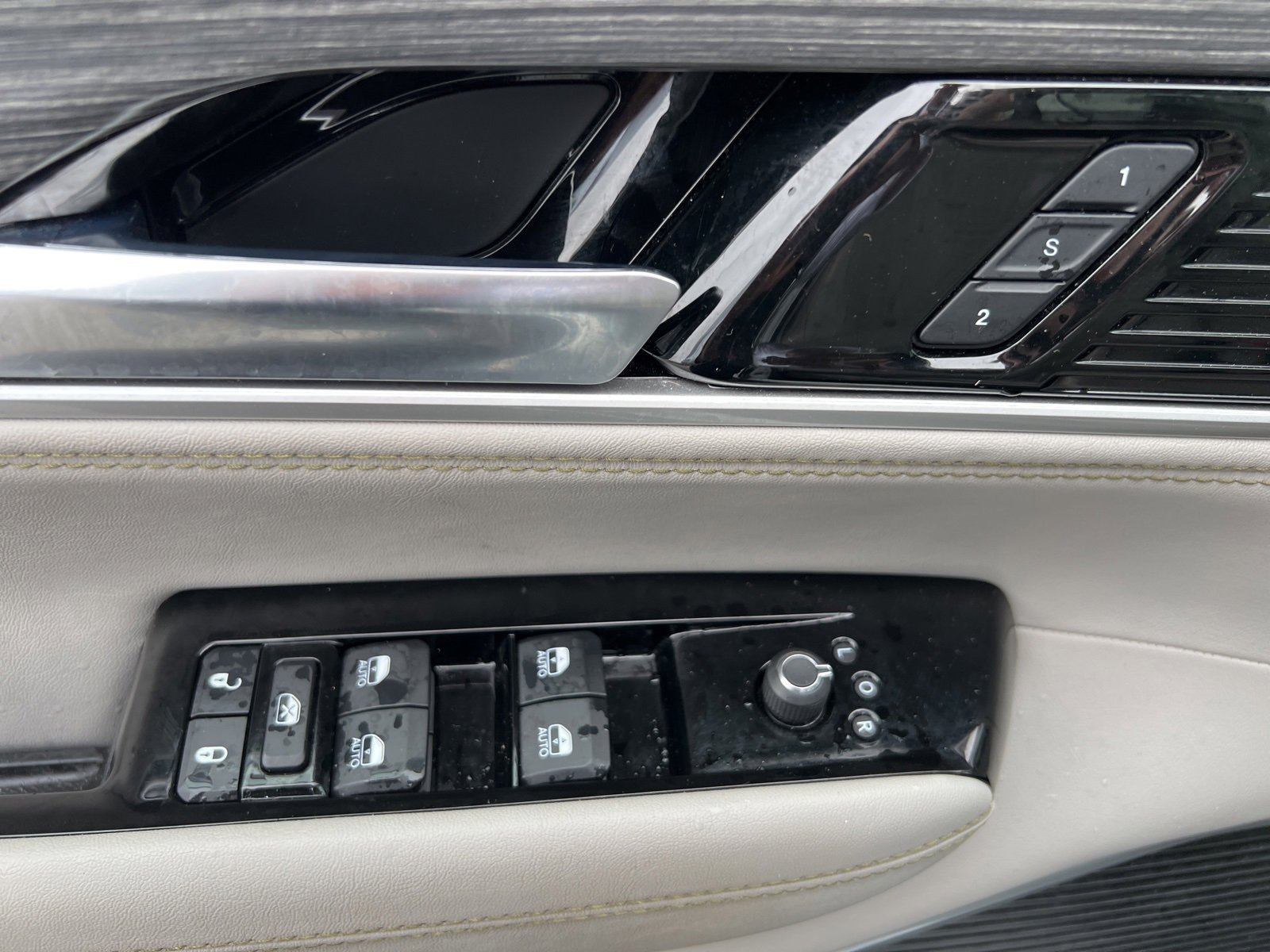 2024 Jeep Wagoneer L Series II photo 12