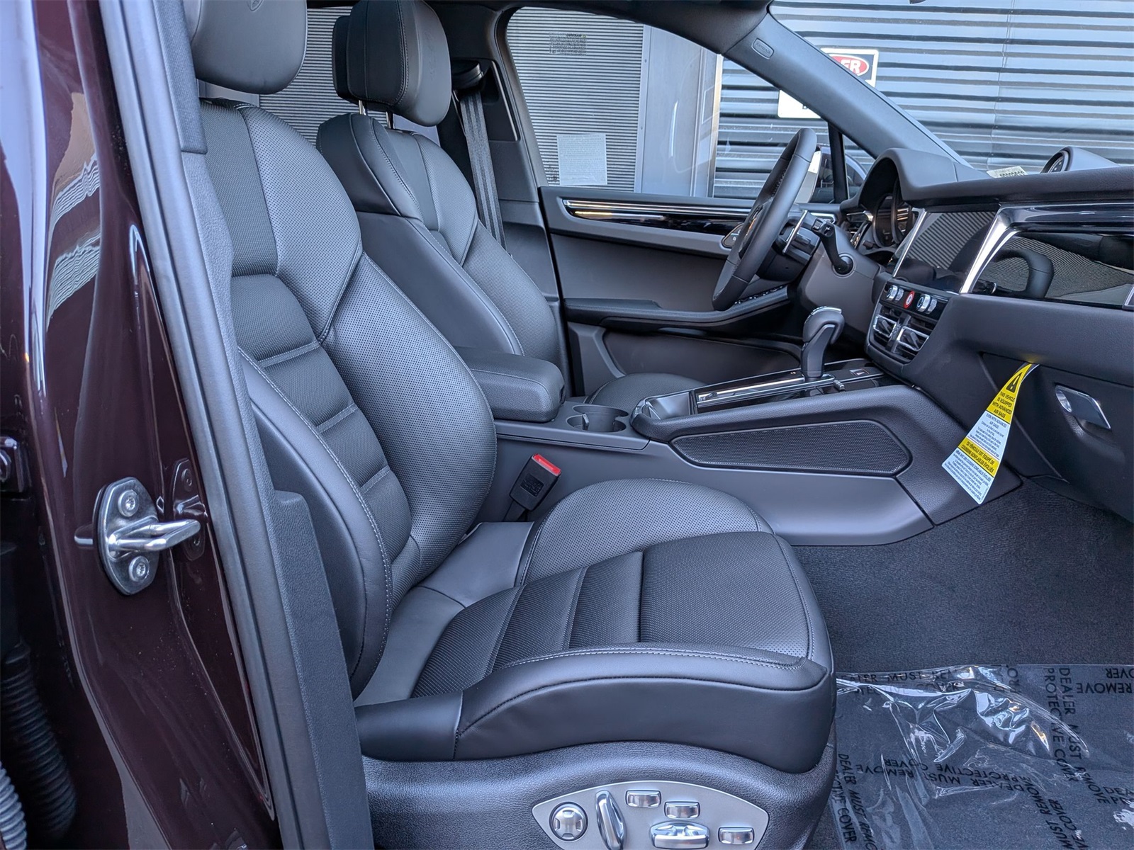 2026 Porsche Macan T photo 24