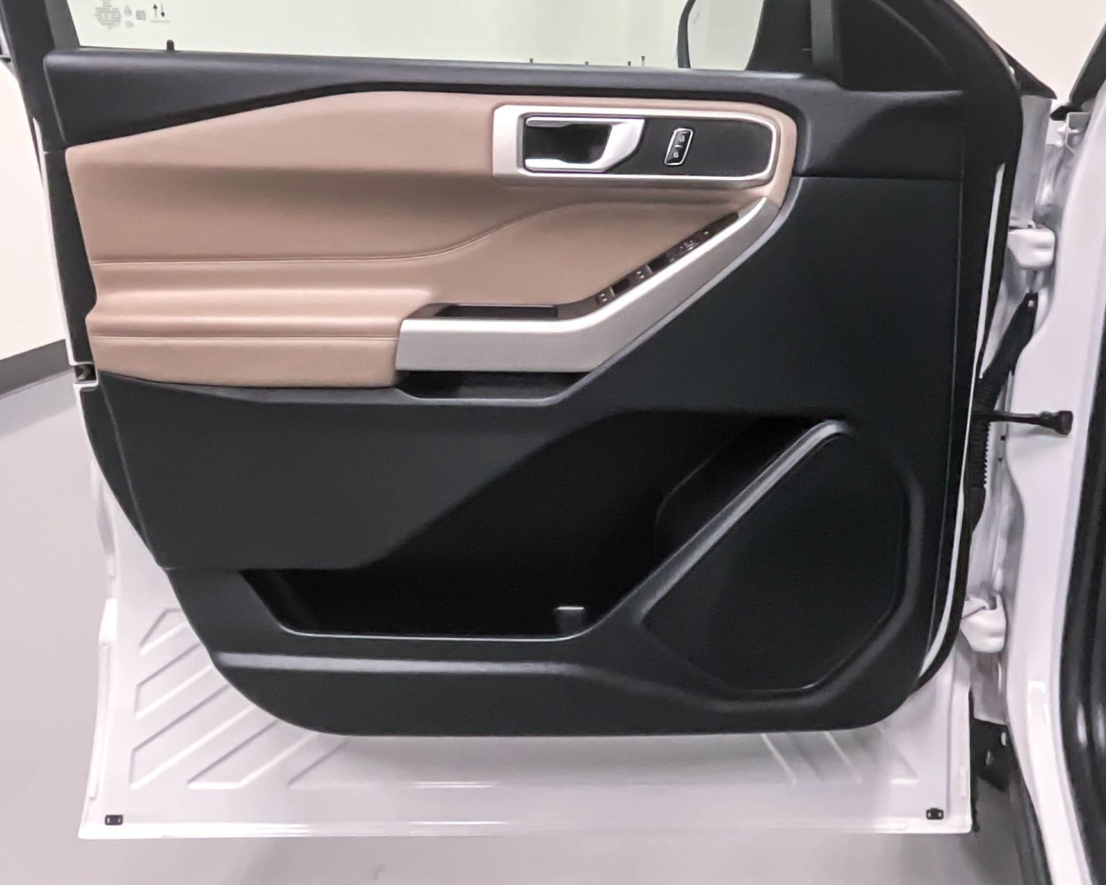 2023 Ford Explorer XLT Sport photo 9