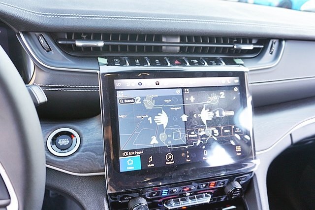 New 2023 Silver Zynith Exterior Paint Jeep Limited image 30