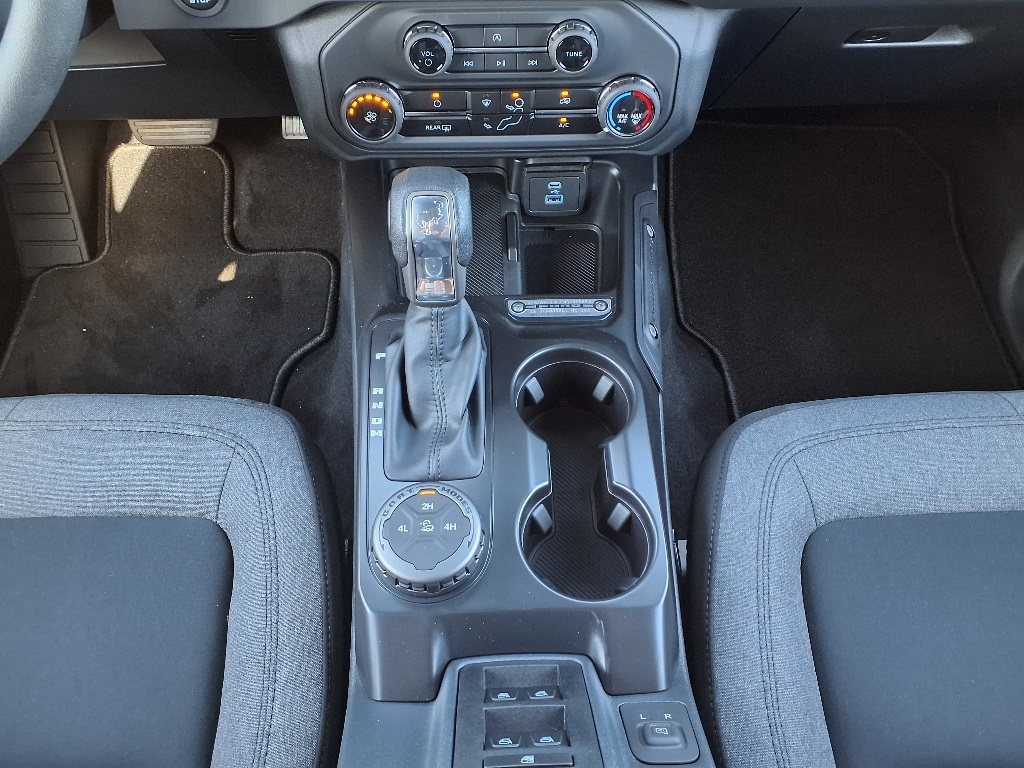 2025 Ford Bronco Base photo 18