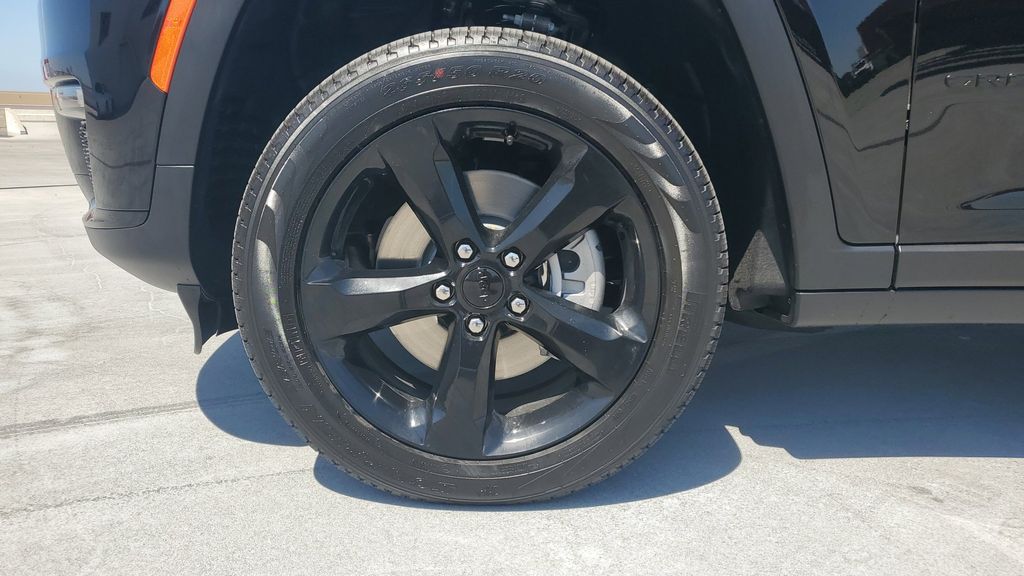 2025 Jeep Grand Cherokee Limited photo 3