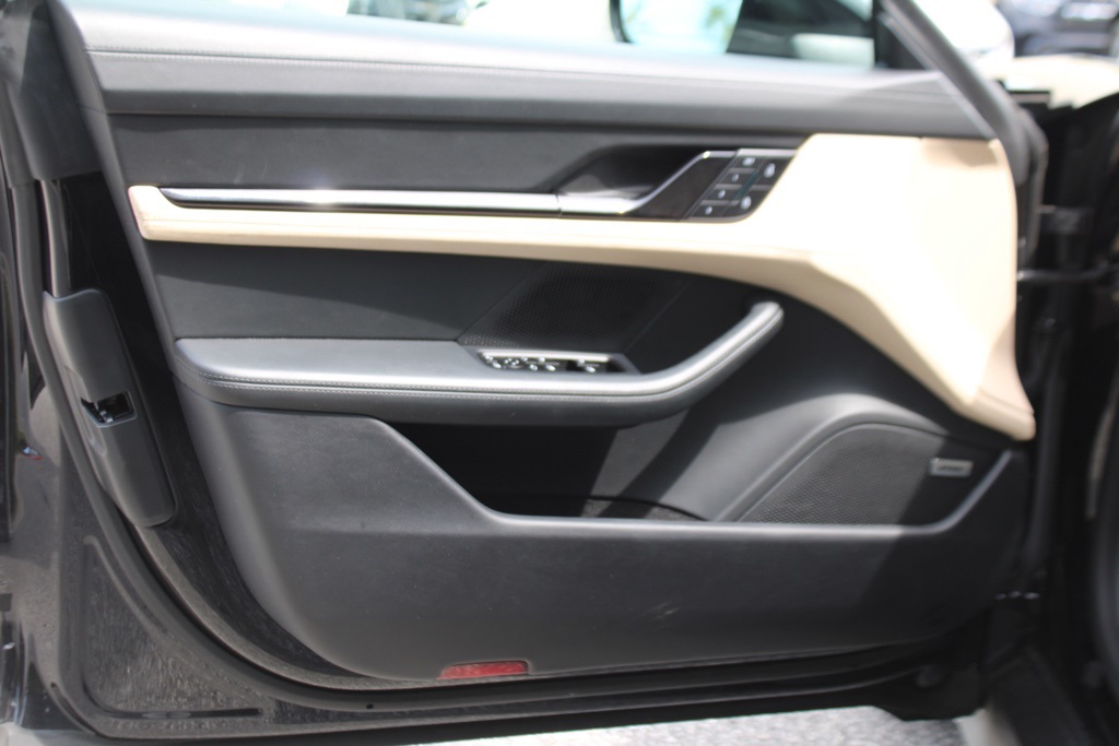 2025 Porsche Taycan Base photo 16