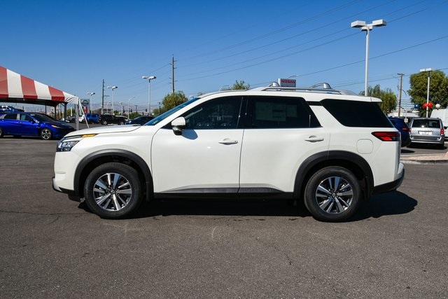 2025 Nissan Pathfinder SL photo 2