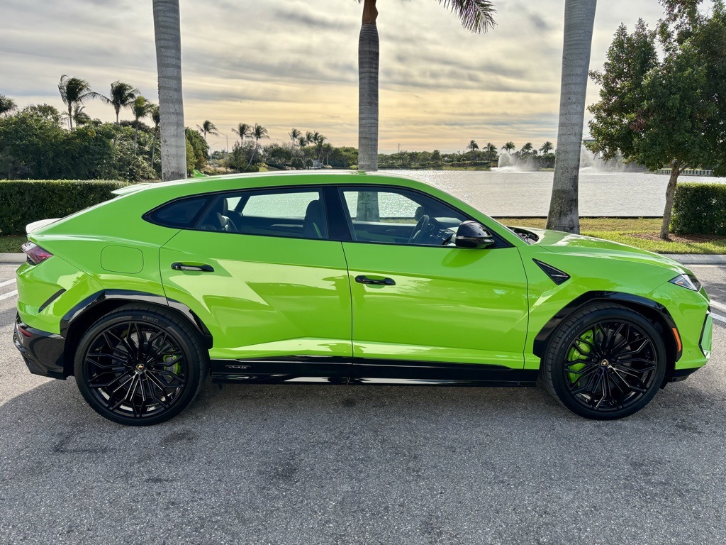 2025 Lamborghini Urus SE photo 4