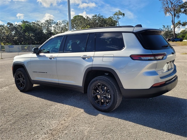 2025 Jeep Grand Cherokee Laredo Altitude photo 2