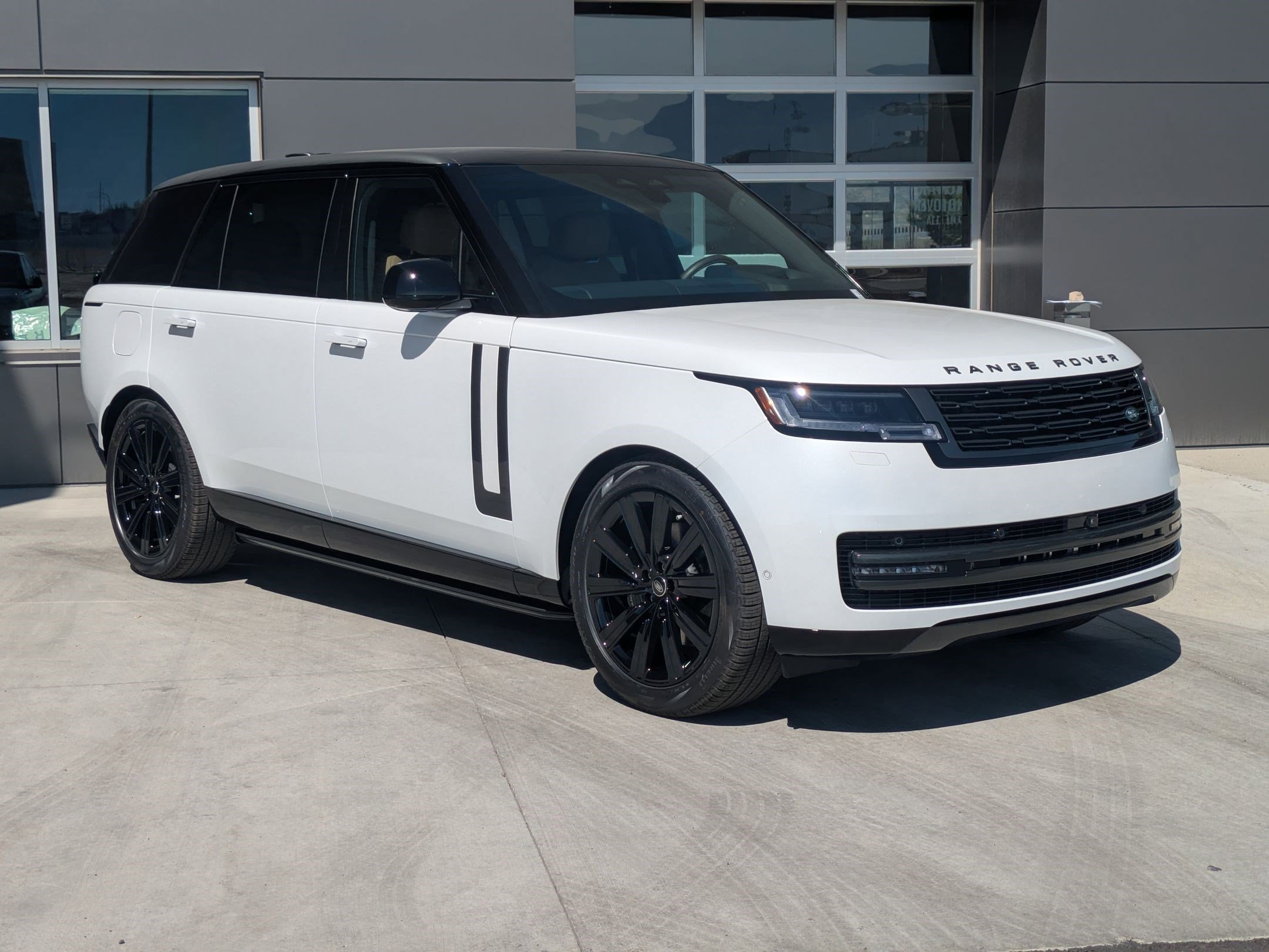 2025 Land Rover Range Rover SE photo 3