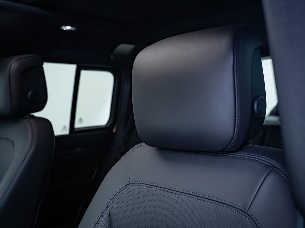 2025 Land Rover Defender 110 X-Dynamic SE photo 18