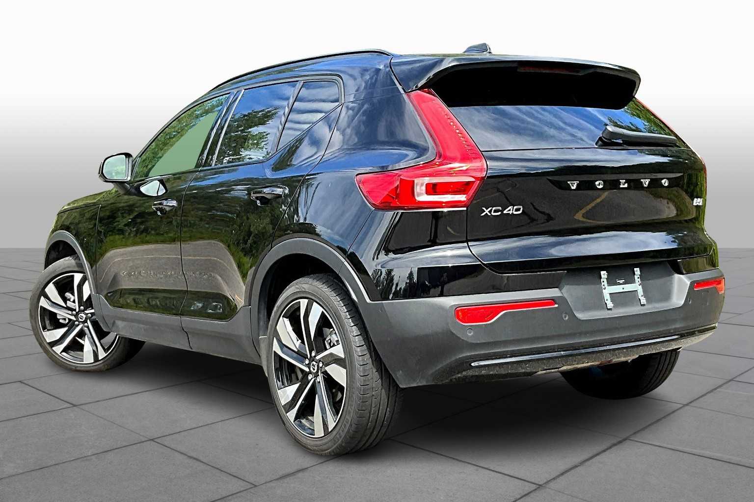 2025 Volvo XC40 Plus photo 11