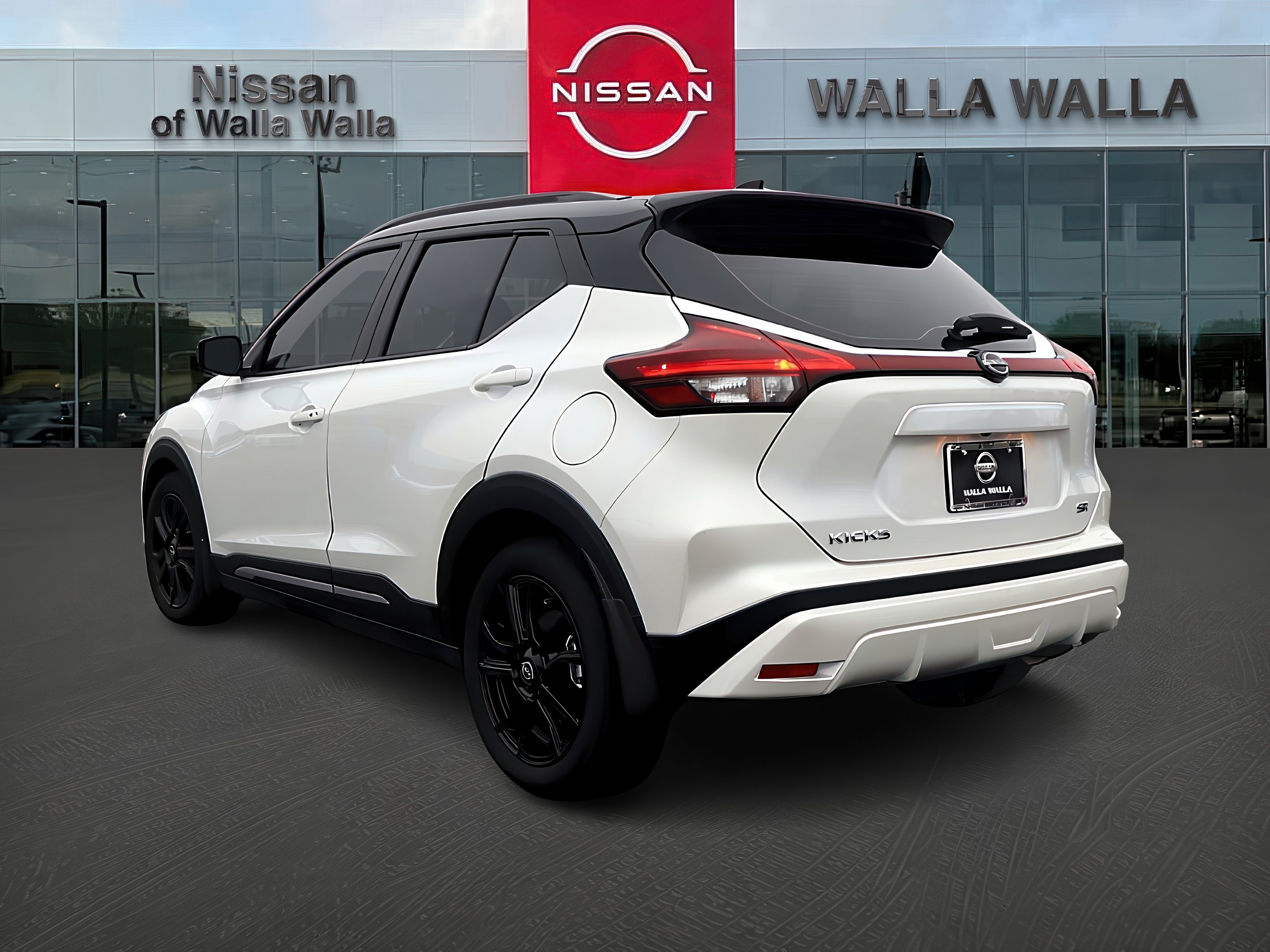 2025 Nissan Kicks SR photo 3