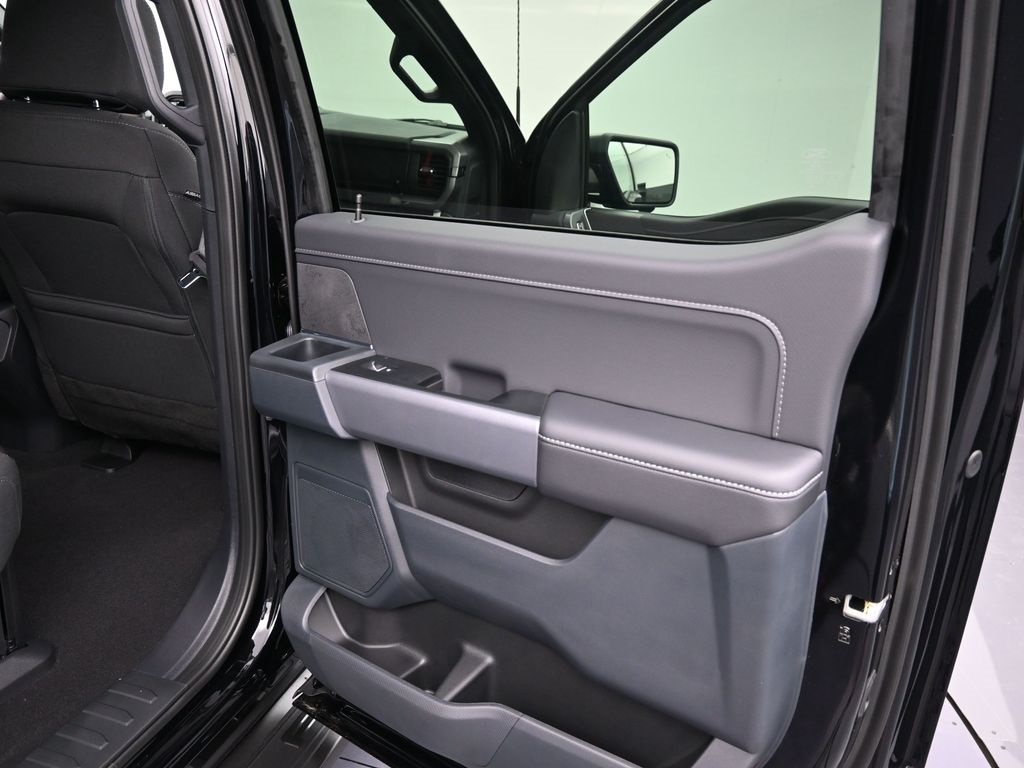 2025 Ford F-150 XLT photo 16