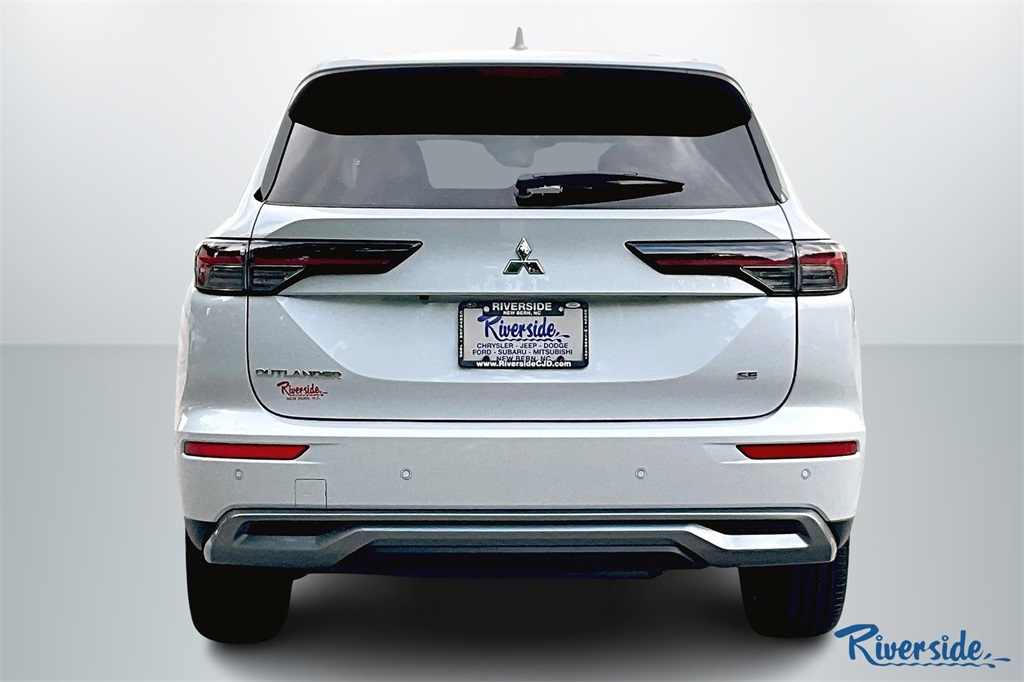 2025 Mitsubishi Outlander SE photo 4