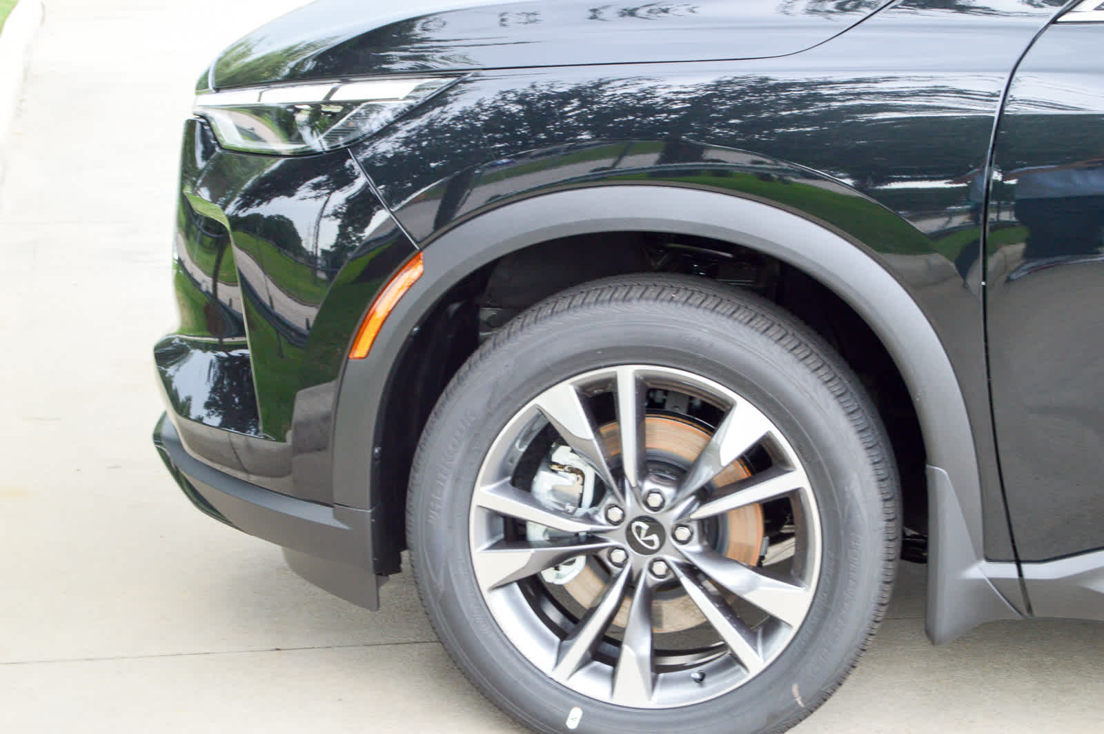 New 2025 Mineral Black INFINITI LUXE image 6