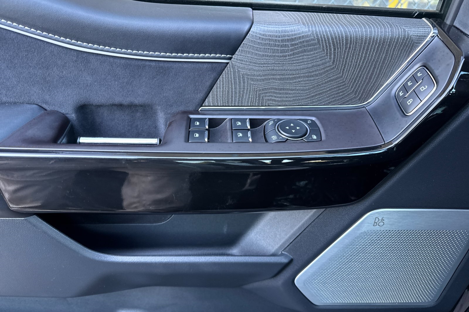 2024 Ford F-150 Lightning Platinum photo 11