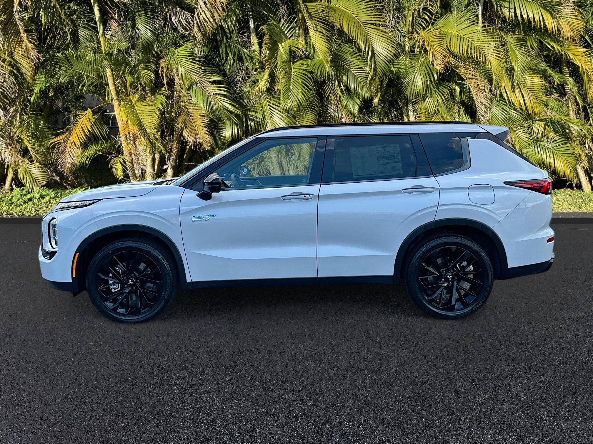 2025 Mitsubishi Outlander PHEV SEL Black Edition photo 2