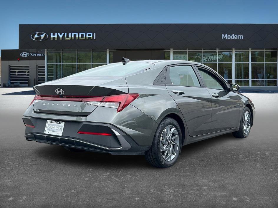 2024 Hyundai Elantra SEL photo 3