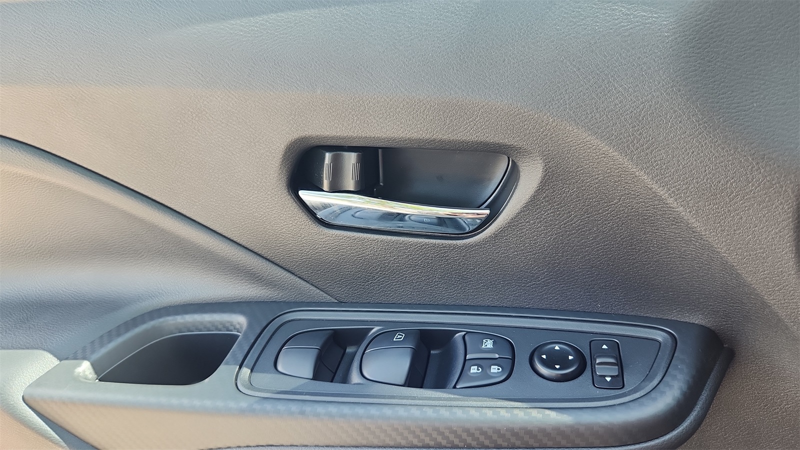 2025 Nissan Versa SV photo 15