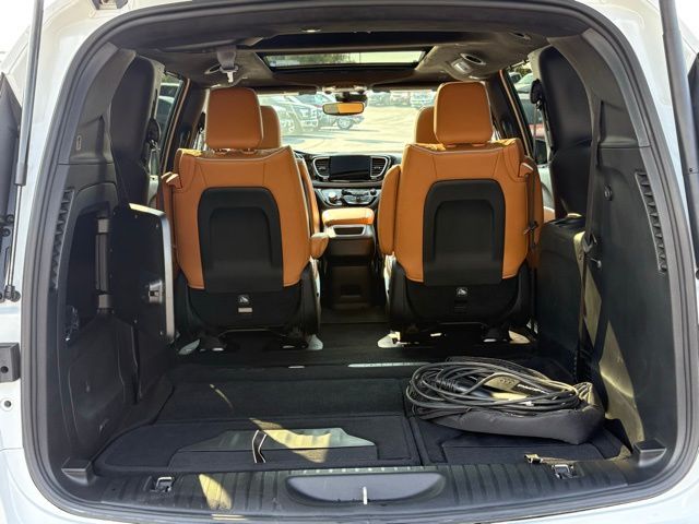 2023 Chrysler Pacifica Hybrid Pinnacle photo 7