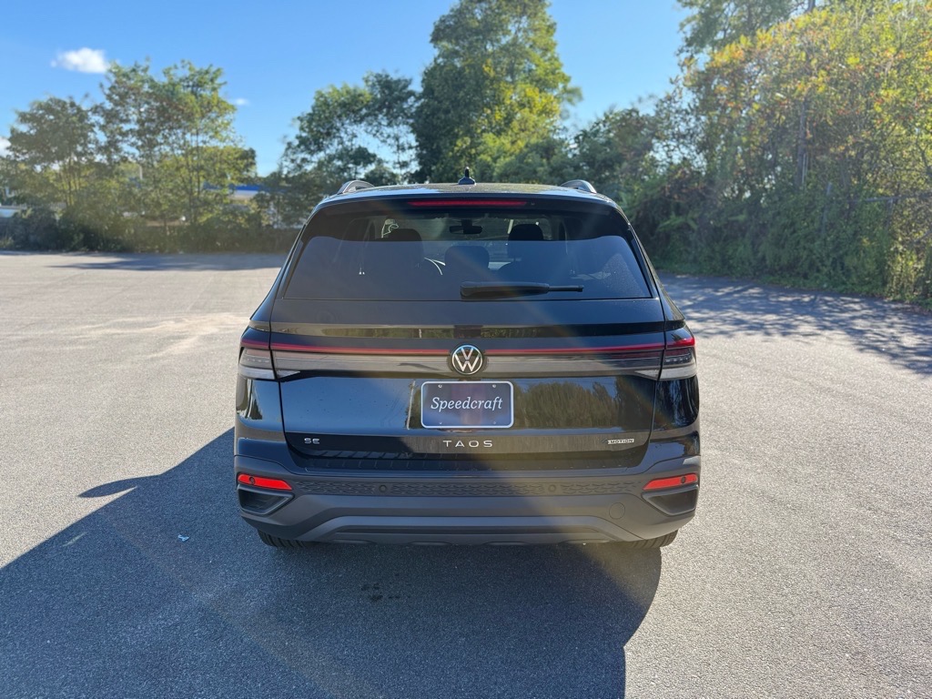 2025 Volkswagen Taos SE photo 3