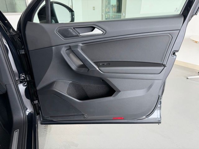 2020 Volkswagen Tiguan SE R-Line Black photo 24