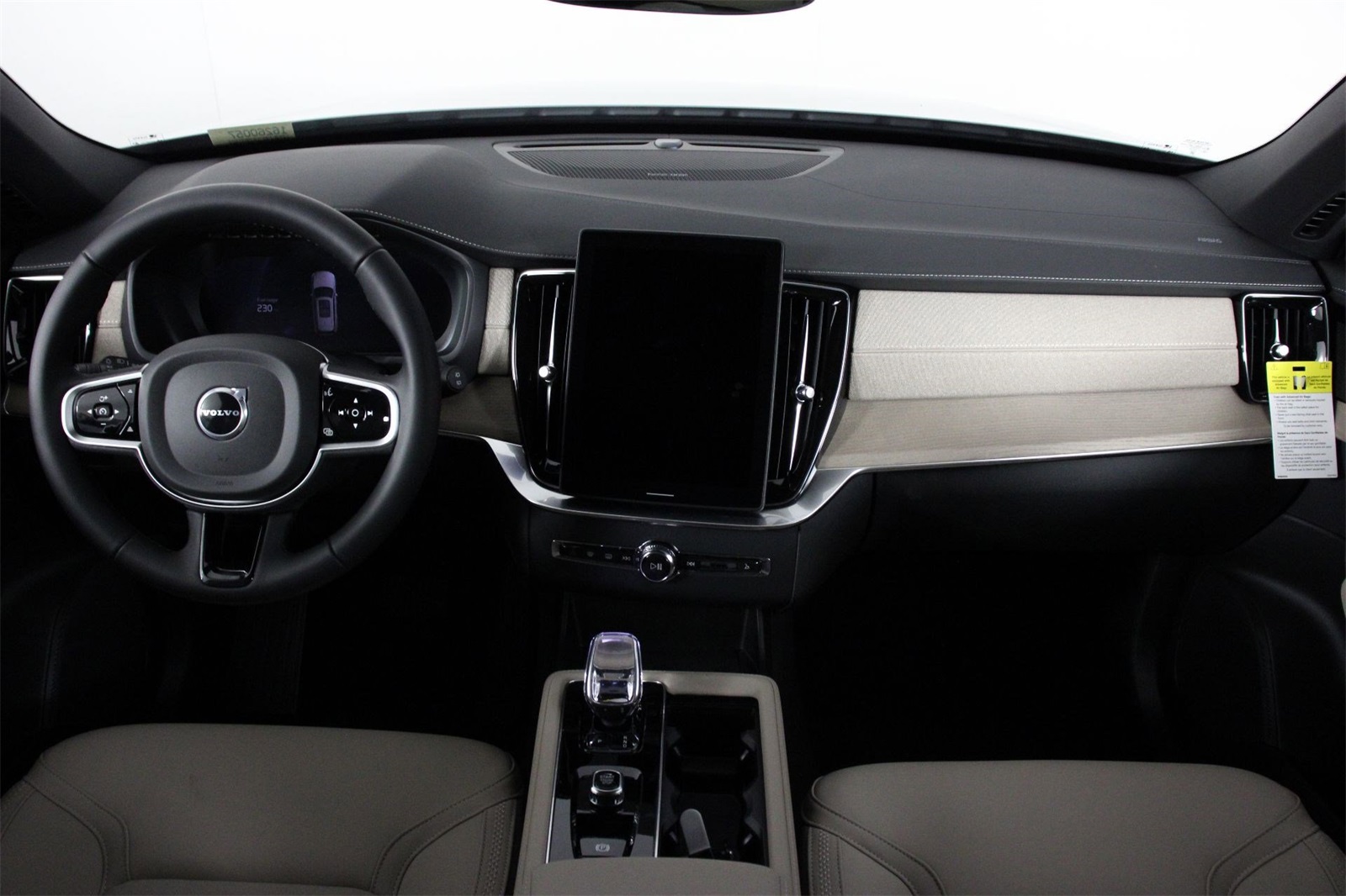 2026 Volvo XC90 Plus Black Edition photo 5
