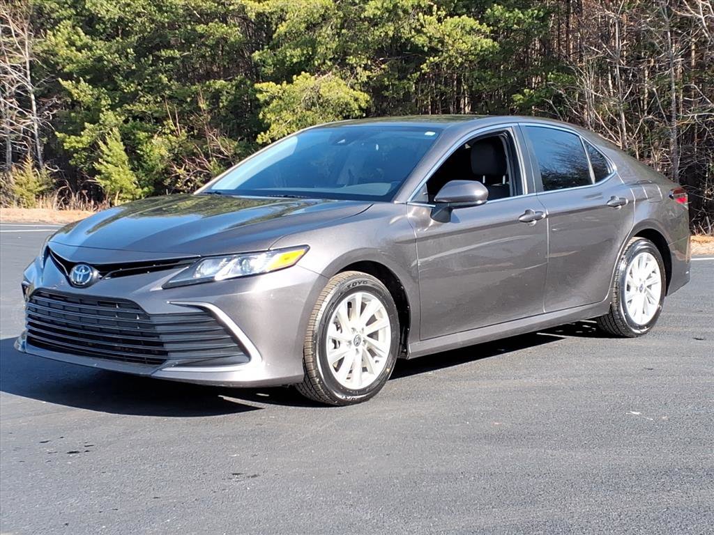 2024 Toyota Camry LE's photo
