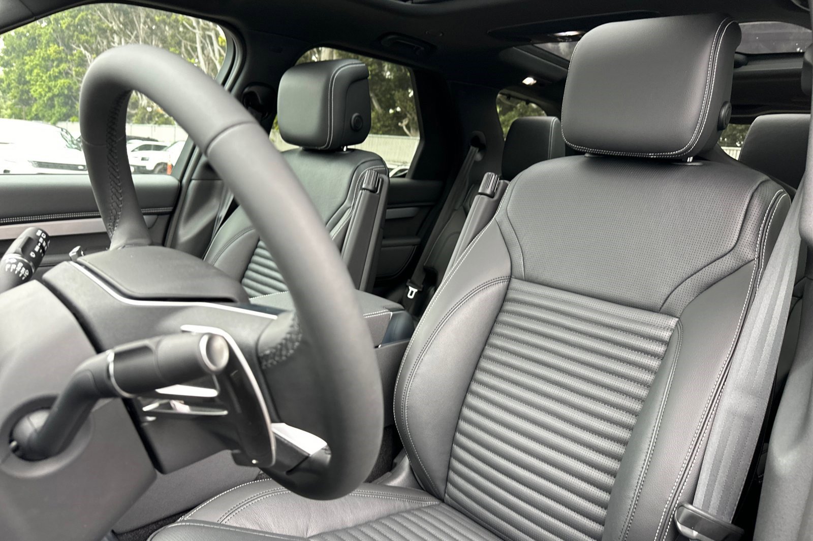 2026 Land Rover Discovery photo 4