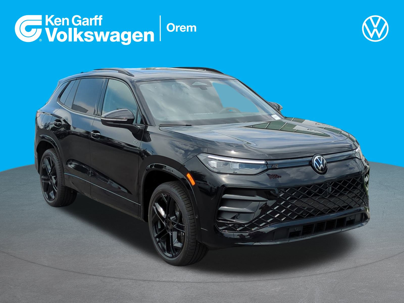 2025 Volkswagen Tiguan SE R-LINE BLACK's photo