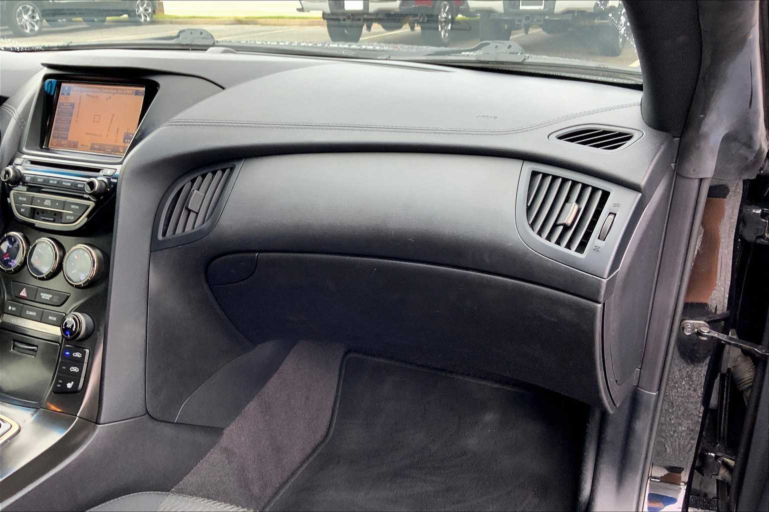 2014 Hyundai Genesis 3.8 photo 17