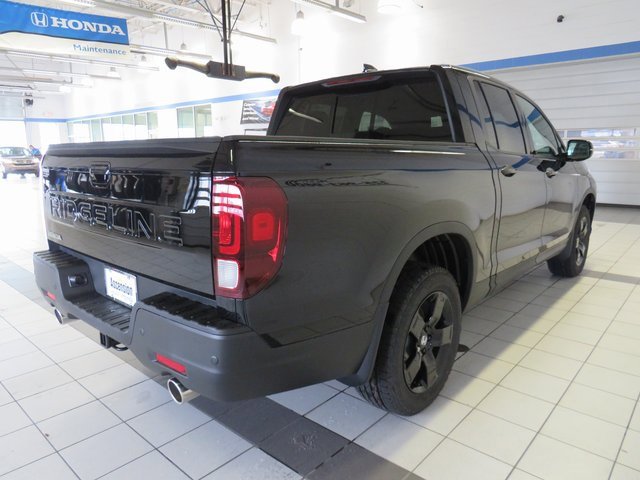 2025 Honda Ridgeline Black Edition photo 2