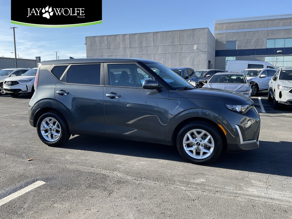 2023 Kia Soul LX's photo