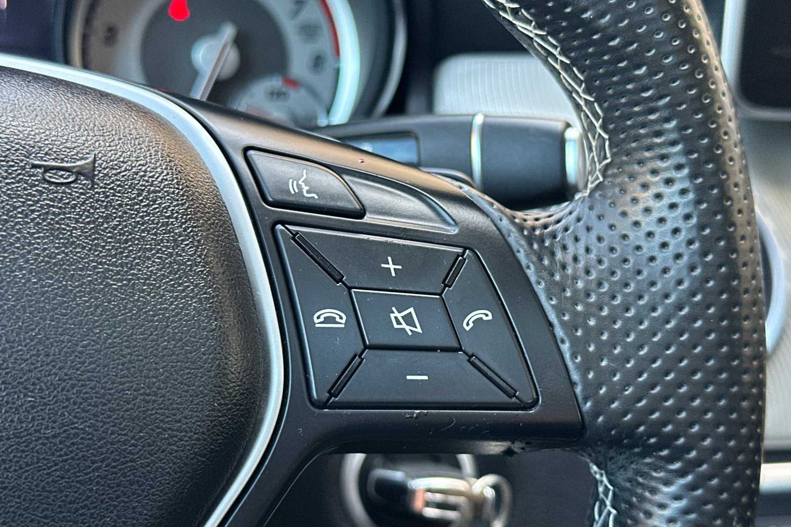 2015 Mercedes Benz GLA 250 4MATIC photo 22