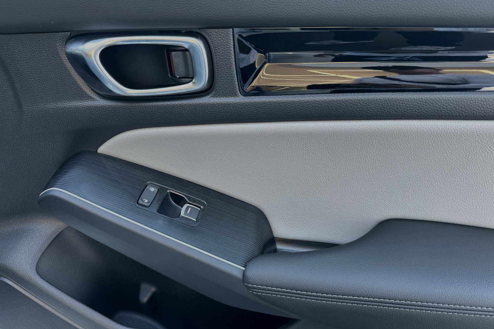 2025 Honda Civic Hybrid Sport Touring photo 16