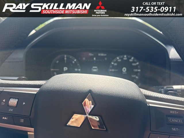 2025 Mitsubishi Outlander Plug-in Hybrid SE's photo