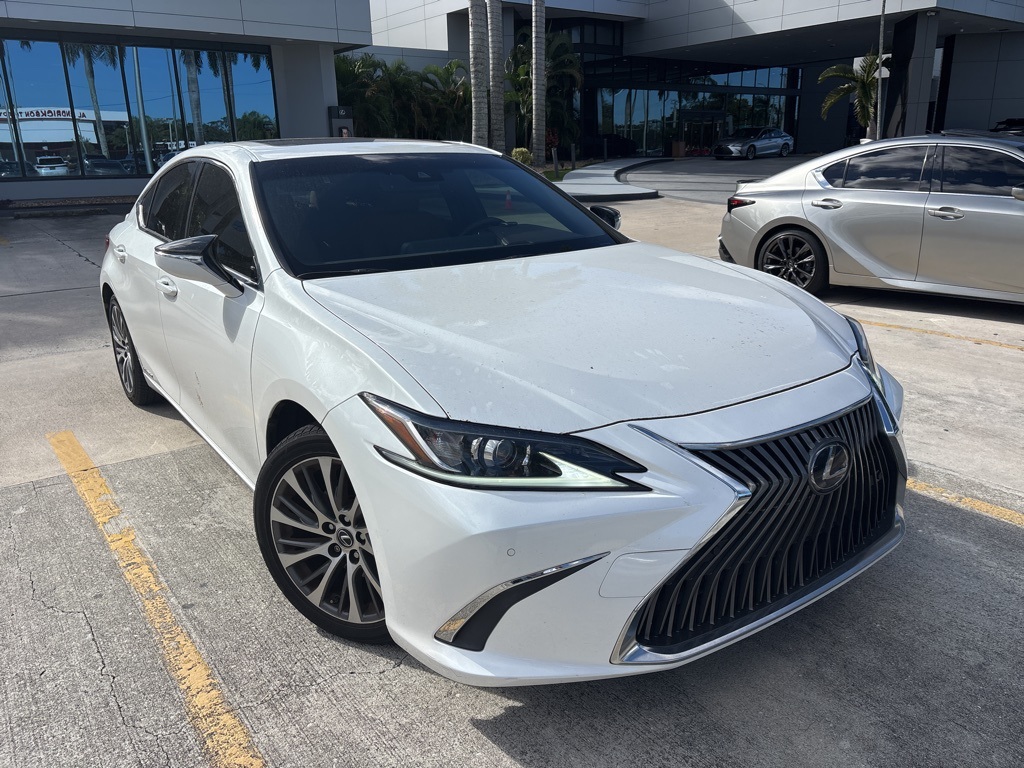 2019 Lexus ES Hybrid's photo