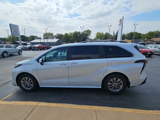 2023 Toyota Sienna XLE photo 5