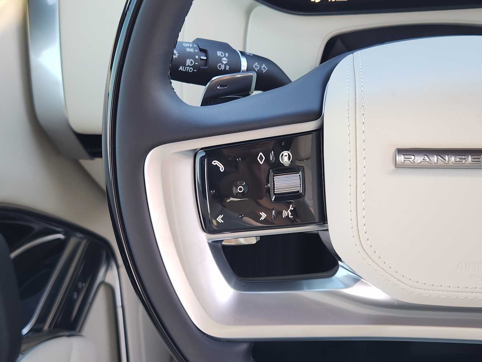 2025 Land Rover Range Rover SE photo 25