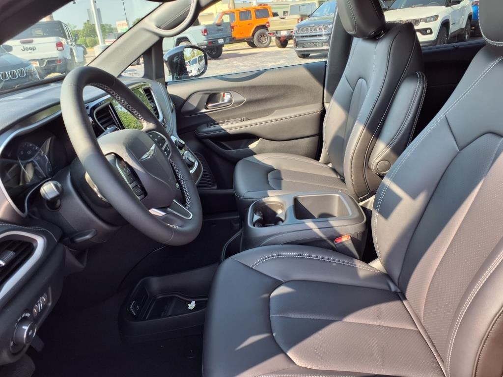 2026 Chrysler Pacifica photo 10