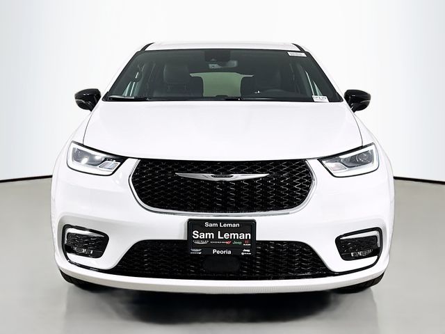 2026 Chrysler Pacifica photo 2