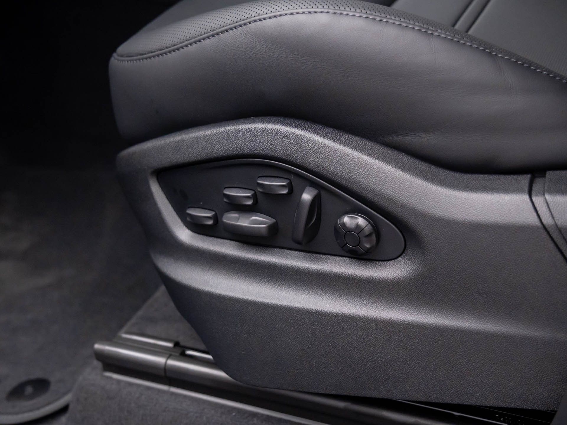 2025 Porsche Cayenne Turbo E-Hybrid Coupe photo 16