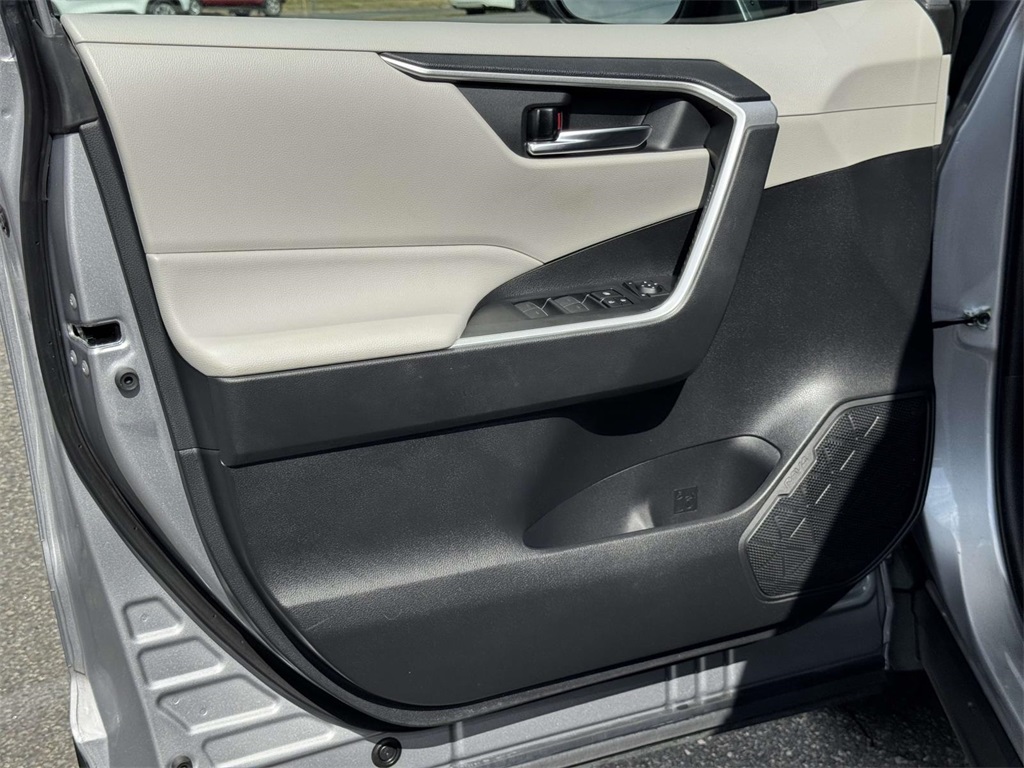 2022 Toyota RAV4 Hybrid XLE photo 22