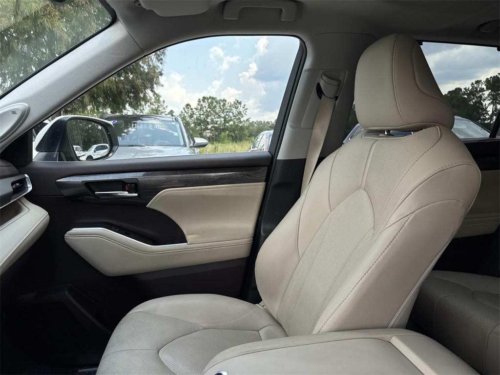 2021 Toyota Highlander Hybrid Limited photo 14