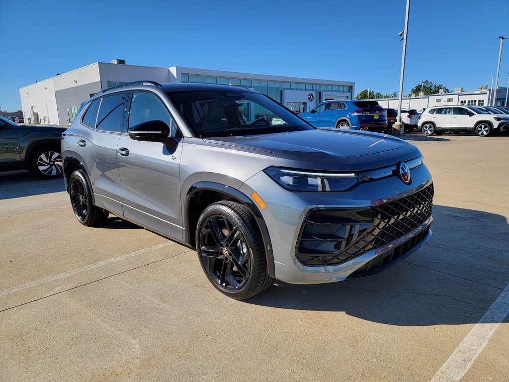 2025 Volkswagen Tiguan SE R-LINE BLACK's photo